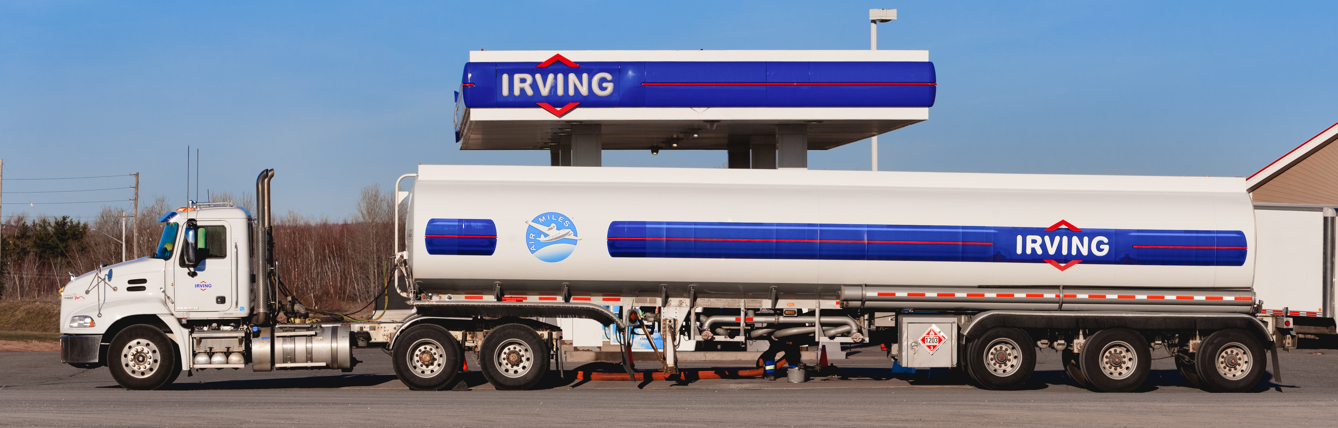 À Westville, au Canada, un camion de livraison d’Irving Oil à l’extérieur d’une station-service. Irving Oil Ltd. est une société canadienne qui produit, vend et exporte de l’essence, du pétrole et du gaz naturel.