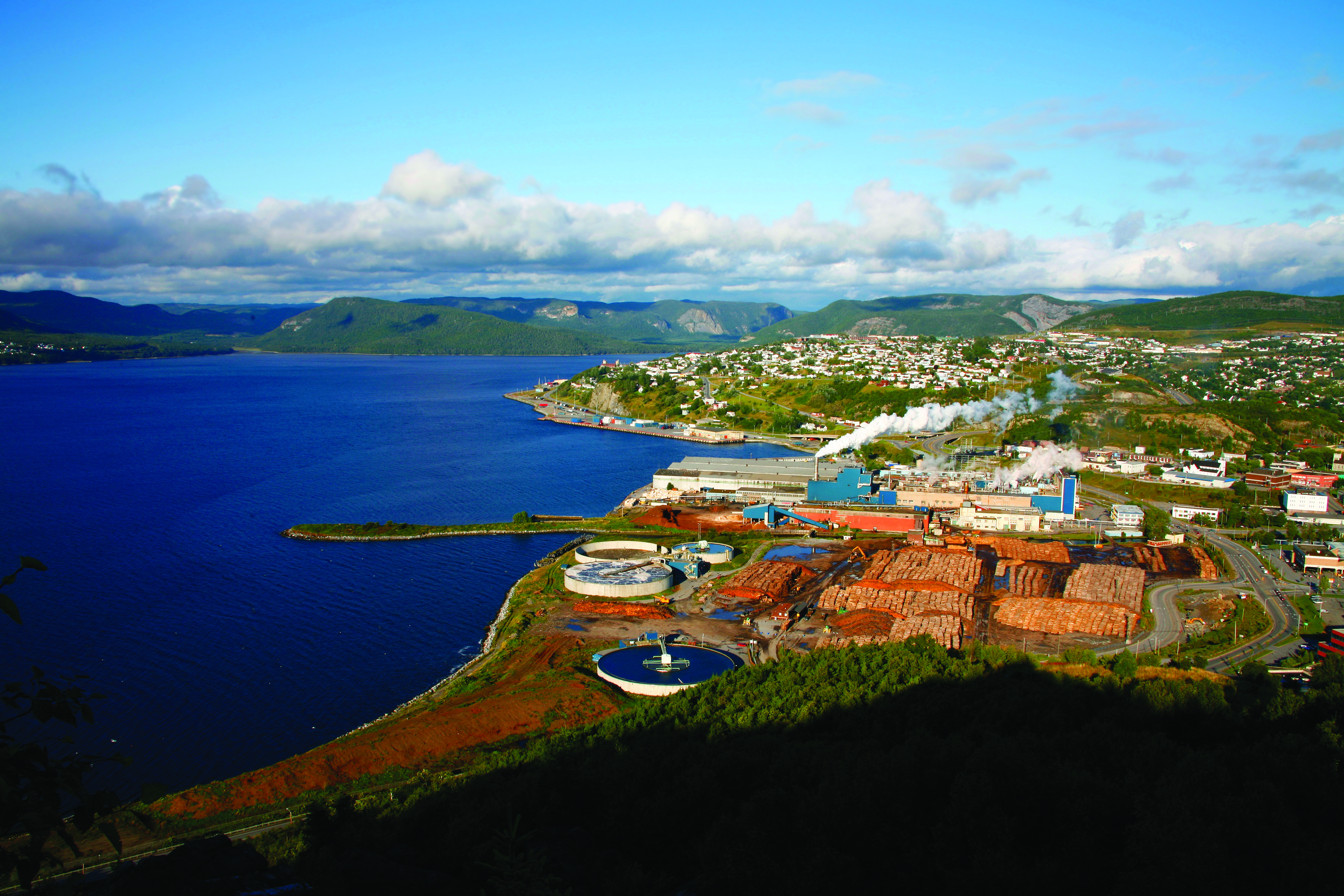 Vue aérienne de l’usine de pâte et papier de Corner Brook, à Terre-Neuve. La papetière est située sur la côte du Golf du Saint-Laurent.
