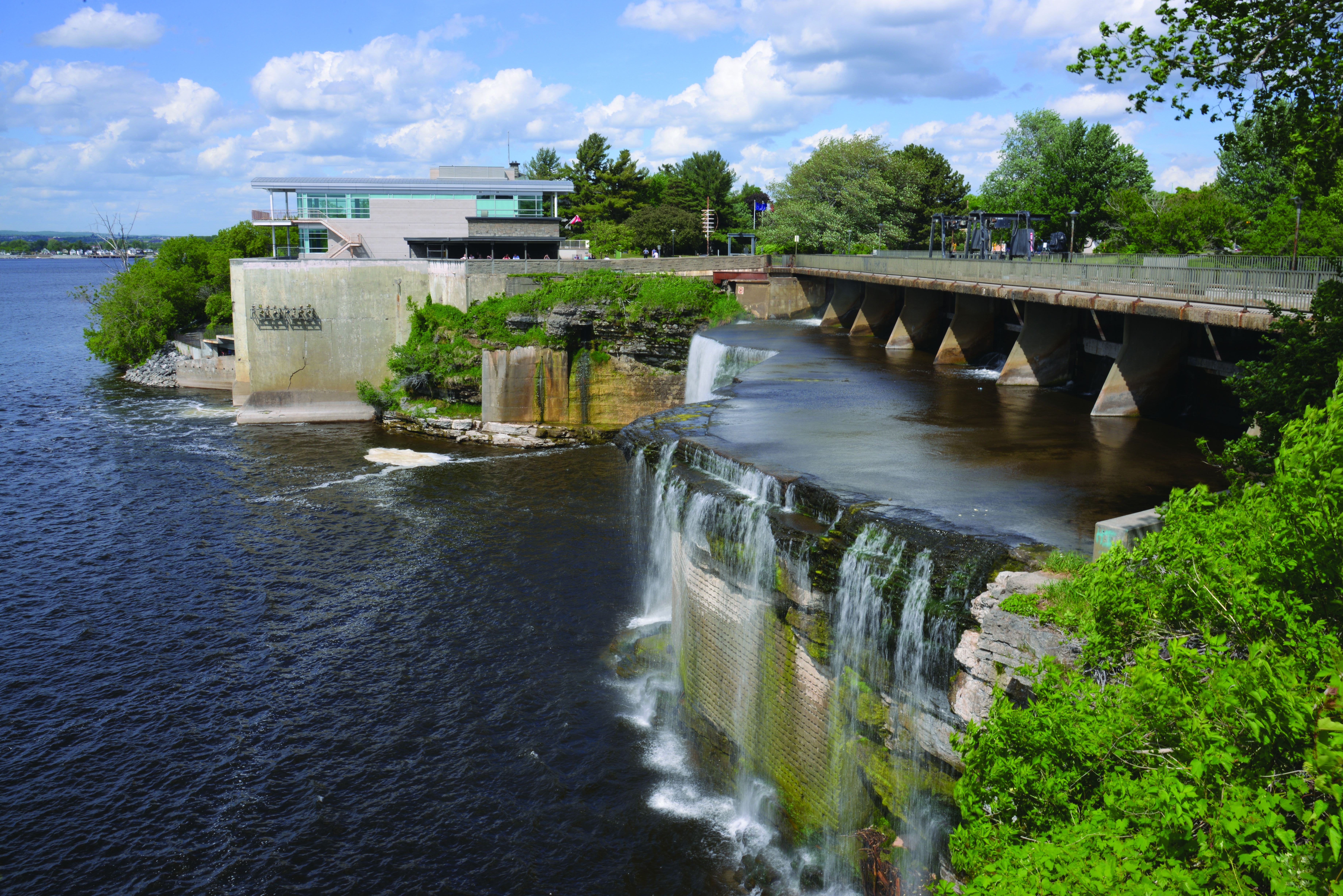Chutes Rideau et leur centrale hydroélectrique à Ottawa, depuis un poste d’observation, sous un ciel nuageux.