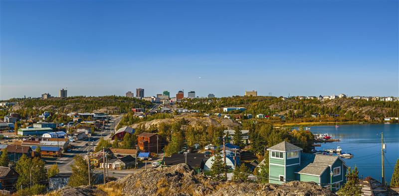 Panorama aux couleurs vives de Yellowknife, sous un ciel ensoleillé d’automne.