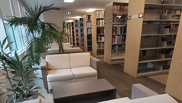 Des rangées de livres sur les étagères de la bibliothèque de la Régie, une des façons de donner à tous l’accès à l’information.