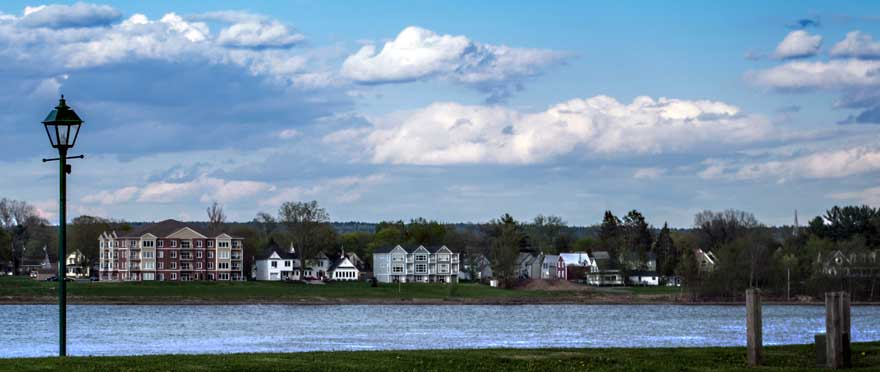 Maisons et immeubles d’habitation de l’autre côté de la rivière Saint-Jean