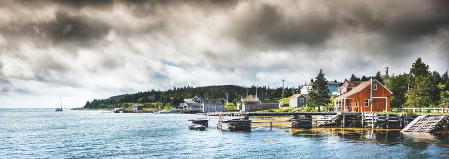 Maisons colorés et petits quais qui parsèment la côte de la Nouvelle-Écosse