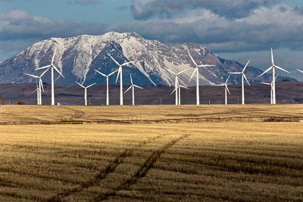 Des éoliennes côtières au coucher de soleil