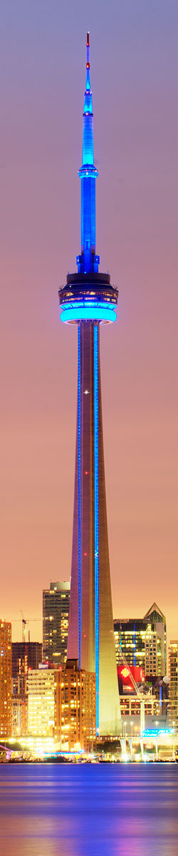 Photo verticale de la tour CN le soir