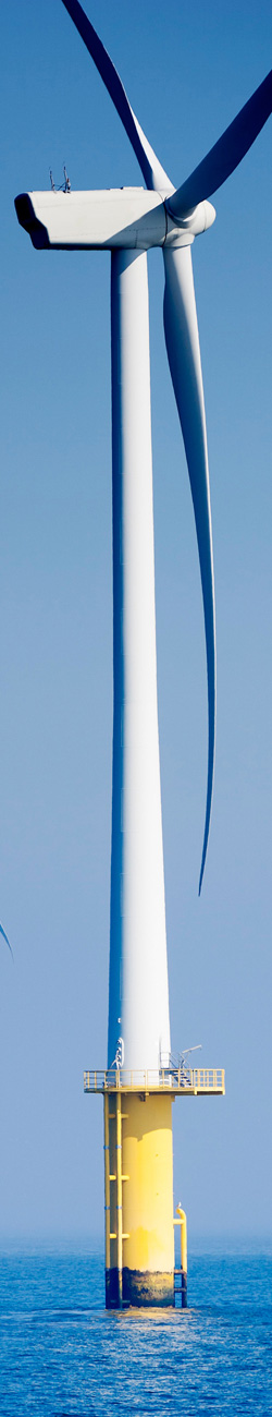 Photo verticale d’une éolienne en mer