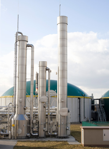 Usine à biogaz en Allemagne avec tuyauterie métallique et instrumentation en évidence