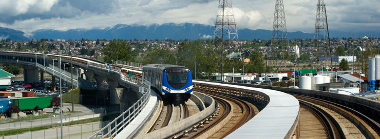 Train de Vancouver traversant un pont au-dessus d’un parc industriel