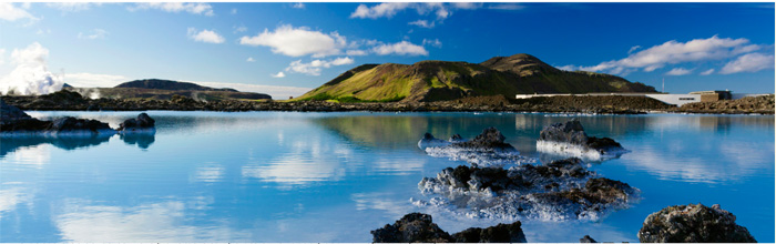 Blue Lagoon d’Islande avec sa centrale géothermique au loin