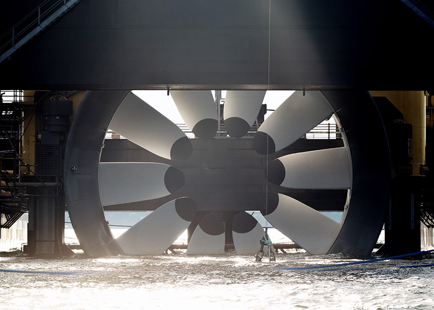 Gros plan de la turbine marémotrice installée sur une plate-forme d’essai au Fundy Ocean Research Centre for Energy.