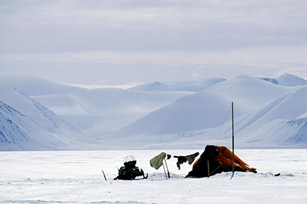 Campement et motoneige sur l’île de Baffin, dans la baie du même nom, au Canada.