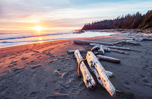 Magnifique coucher de soleil le long d’une plage sur le sentier de la côte Ouest de l’île de Vancouver.