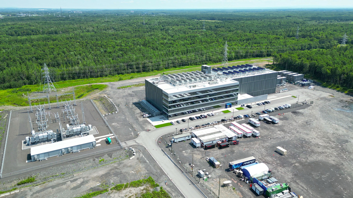 Photo aérienne du centre de données QScale Q01 à Lévis, au Québec.