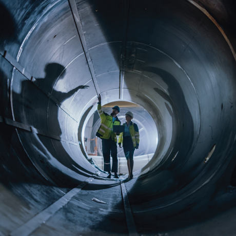 Travailleurs qui inspectent l’intérieur d’un pipeline vide.