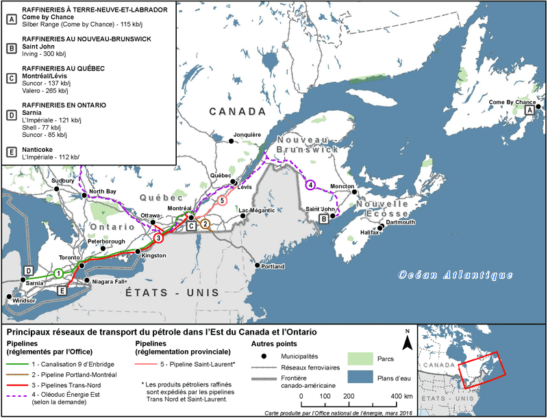 La carte montre les réseaux de transport du pétrole en Ontario et dans l’Est du Canada, dont les réseaux ferroviaires et les principaux pipelines (réglementés par l’Office ou les provinces). Les raffineries qui se trouvent dans la région y sont indiquées. Montréal est un carrefour central sur cette carte, puisqu’elle constitue, soit le point d’aboutissement (canalisation 9, pipeline Portland-Montréal et pipeline Saint-Laurent), soit le point de départ (pipeline Trans-Nord) de tous les oléoducs en exploitation. Le réseau ferroviaire CP prend également fin à Montréal, tandis que celui du CN s’allonge jusque dans le Nord du Québec et les Maritimes. On peut aussi voir sur la carte le tracé de l’oléoduc Énergie Est proposé, et qui relierait les trois plus grandes raffineries de l’Est du Canada (Suncor, Valero et Irving).