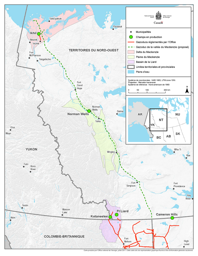 ette carte illustre la production dans les Territoires du Nord-Ouest (NT), au Yukon (YT) de même que dans le Nord de la Colombie-Britannique (BC) et de l’Alberta (AB). Y figurent le champ d’Ikhil, dans le delta du Mackenzie à l’extrême nord-ouest, celui de Norman Wells, dans la plaine du Mackenzie, partie centrale des Territoires du Nord-Ouest, puis ceux de Kotaneelee et de Fort Liard, dans le bassin de la Liard justement, lequel chevauche les limites entre ces mêmes territoires et le Yukon ainsi que la Colombie Britannique. Le champ de Cameron Hills, à la limite séparant les Territoires du Nord-Ouest de l’Alberta, est également indiqué. Seuls ceux du bassin de la Liard sont raccordés au Nord de l’Alberta et de la Colombie-Britannique au moyen de gazoducs réglementés par l’Office. Enfin, le pipeline envisagé dans le cadre du projet gazier Mackenzie apparaît également sur la carte. Il relierait le Nord de l’Alberta au delta du Mackenzie en passant par la plaine du même nom.